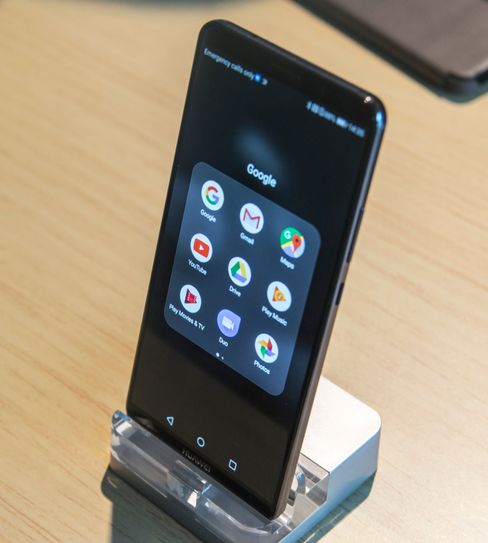 Skjermen er en 6 tommer stor OLED-variant. Størrelsesmessig er Mate 10 Pro omtrent på linje med LG V30 eller Apple iPhone 8 Plus.