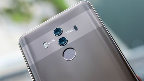 Baksiden har en speilblank totonedesign. Telefonen er dekket av glass foran og bak.