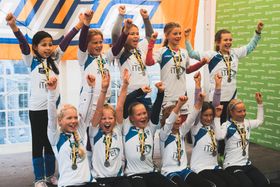 KOSTE SEG: En storfornøyd gjeng fra Kolbotn Diamons J07. 1. Rad f.v. Andrea, Synne, Emilie, Anne Lise, Ingrid, Ina. 2. Rad f.v. Ayla, Oda, Emma, Rebekka, Ingvild