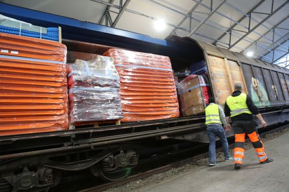 SKAL VIDERE: Fem man med fem gaffeltrucker vil bruke rundt ti timer på å losse godset som skal videre til ColliCares kunder.