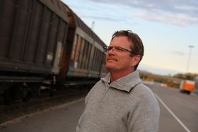 I RUTE: Et godstog er ikke nødvendigvis vakkert i seg selv, men bra for miljøet er det. Her følger development manager i ColliCare, Ronny Nordmark, det første toget inn til Rolvsøy-terminalen. Alle foto: Jappe Jonas Eriksson / ColliCare
