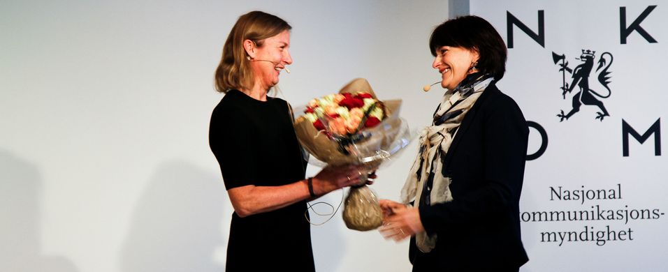 Her mottar den nye Nkom-sjefen, Elisabeth Aarsæther, blomster fra personalsjef Marit Midtstøl Samuelsen under et allmøte mandag 16. oktober.