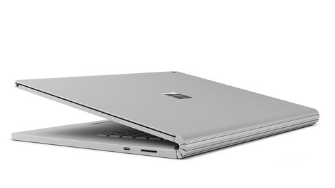 Utvendig er maskinen stort sett den samme, med unntak av en ny USB C-port og en litt forbedret hengsel.