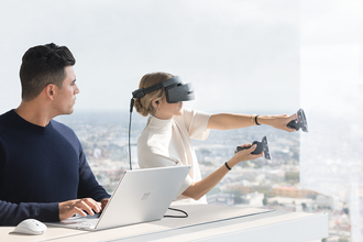 Flere produsenter lanserer de første Windows Mixed Reality-brillene samtidig med lanseringen av Windows 10 Fall Creators Update.