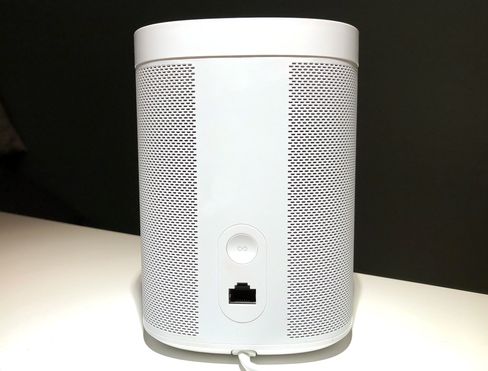 Den eneste fysiske knappen på Sonos One finner du på baksiden, som du bruker når du setter opp høyttaleren.