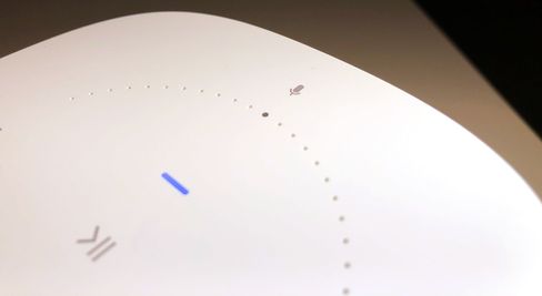 Mikrofonlyset lyser hvis mikrofonen er aktiv. Ettersom stemmestyring ikke er tilgjengelig i Norge, er den av.