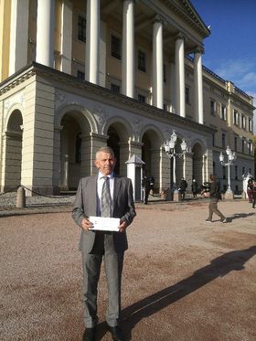 MINNE FOR LIVET: Torodd Kvam måtte nesten klype seg i armen då han fekk gå inn porten under slottsbalkongen.