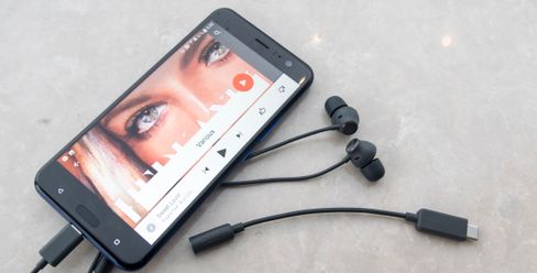 HTC U11 har ikke innebygget hodetelefonkotakt. I stedet har den en veldig utradisjonell overgang, der det faktisk er en aktiv DAC og forsterker bygget inn i selve kabelen. Denne gjør seg ekstremt godt som kilde for Variphone-proppene.