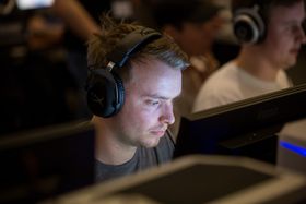 Erik «simsy» Gravrok og lagkameratene deltar i turneringer og treningskamper seks av syv dager i uka. Kun fredager har de helt fri.