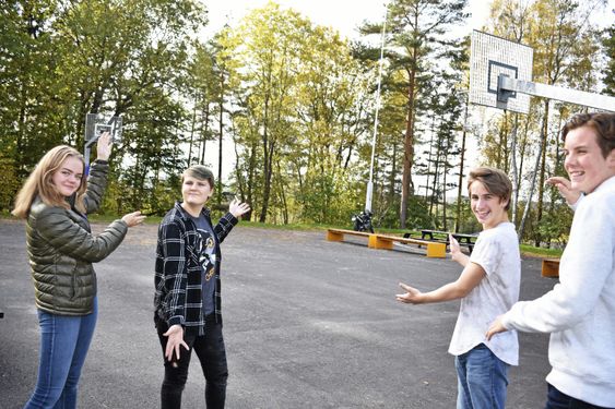 FRA BIL TIL BASKET: Dette var parkeringsplass før, men nå er det basketballbane! Og tydeligvis favoritten blant de nye tilskuddene. Fra venstre: Sunniva Jorde Hellebø (15) – 10. klasse. Karina Morvik (15) – 10. klasse. Simen Sørgaard Olsen (14) – 9. klasse. Elias Borge (13) – 8. klasse.