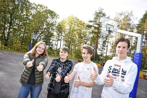 TIPP TOPP: Tommel opp! Elevrådet er fornøyd med den nye skolegården som ferdigstilles disse dager. Den er allerede flittig i bruk.
