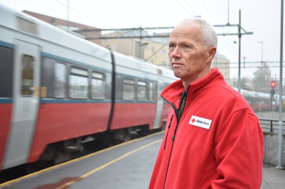 NYE OPPDRAG: Snart kommer toget som skal ta Mood inn til Oslo, til nye oppdrag.
