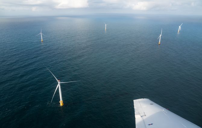 Det som skiller Hywind-turbinen fra andre flytende havvindturbiner er blant annet sparbøyekonseptet - som holder vindmøllen oppreist i vannet.