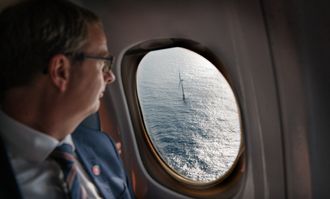 Olje og energiminister Terje Søviknes, her i forbindelse med åpningen av den nye vindparken, Hywind.