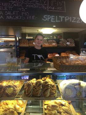 LOKKETILBOD: Tya bakeri i Årdal stiller med bakervarer til bøssebærarane.