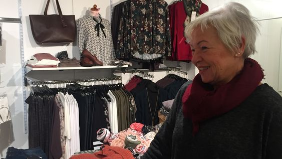 BIDREG: Grete Høgheim og klesbutikken Tisku er blant mange næringsdrivande i Årdal som støttar opp om TV-aksjonen.