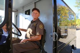 Tom Camp der han trives best, bak rattet på sin brune varebil. På skulderen har han fått påsydd et 55-merke som til ære for den plettfrie kjøringen.