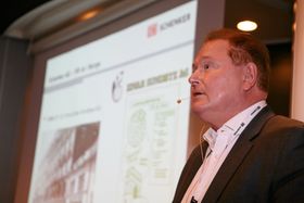 Michael Holmstrøm går av med førtidspensjon etter å ha vært leder i 36 år, og administrerende direktør de siste 24 årene for den norske virksomheten til DB Schenker. Foto: Per Dagfinn Wolden