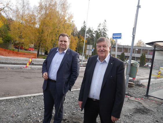 SØKER ETTER RETT PERSON: Thomas Sjøvold (t.v.) og Kjell G. Pettersen (H) er nå på jakt etter en person som kan sitte med totaloversikten over byggeprosjekter i kommunen fremover.