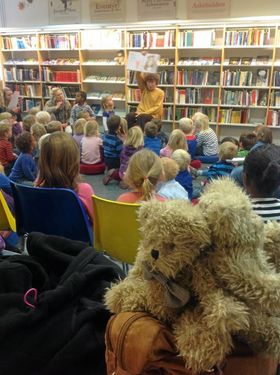 KLAR FOR Å LESE: Bibliotekar Hilde Sjølset får med seg Kussay Alkhaldi fra Syria på den tospråklige fortellerstunden.