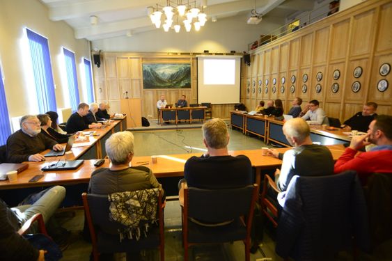 FEKK ORIENTERING: Både kommunestyret og kontrollutvalet i Sogndal kommune var samla då rapporten om barnevernet vart lagt fram.