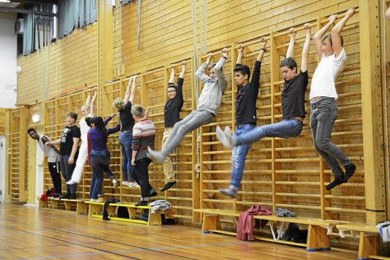 GYMTIME: Her måtte man stå på i gamle dager, og slik var det også på den gammeldagse skoledagen i moderne tid.
