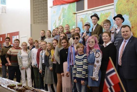ANNO 1967: Denne fargerike gjengen med elever og lærere hadde funnet frem både kofter og foldeskjørt, og feiret femtiåringen med en skoledag slik den så ut i 1967. Til og med ordføreren hadde funnet frem slipset for anledningen. – Jeg trengte ikke ta på meg noe annet enn jeg pleier, bortsett fra slipset, ordføreren gikk i dress i 1967 også, humrer Thomas Sjøvold.