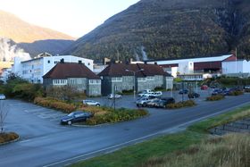 TEKNOLOGISENTER: Her utanfor aluminiumsverket til Hydro i Øvre Årdal, i venstre kanten av biletet, er det mest aktuelle området for det nye teknologisenteret.