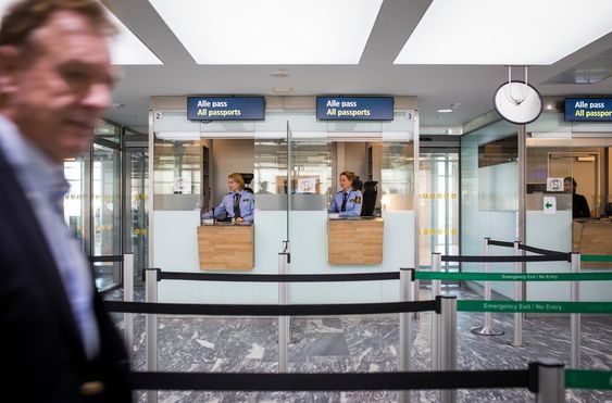 POLITIANSATTE I PASSKONTROLL: Politifolk brukes blant annet til å utføre ren passkontroll i førstelinjen på Oslo Lufthavn Gardermoen og som arrestforvarere. Dette er et eksempel på at politikraft brukes til oppgaver som også kan løses av sivile.