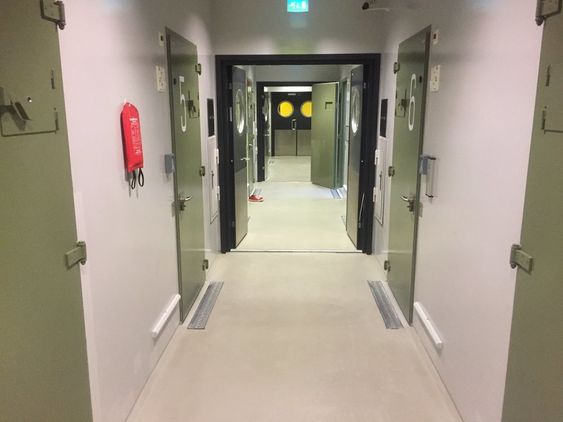 POLITIANSATTE OG ARREST: Også i arrestene jobber politifolk. Flere steder håper de at