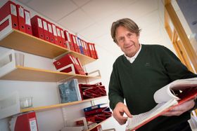 Sportsjournalist Knut Befring i Oppland Arbeiderblad, sammen med sitt arkiv av notater på lokale sportsaktører.