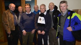 NYE PLANAR: Vener av Svein Bakke var samla før søndagens kamp for å bli informert om planane til minnefondet. Dei fekk ei ekstra overrasking på kjøpet. Frå venstre: Kjell Skjeldestad, Trygve Brekkeflat, Ingvar Stadheim (styreleiar i fondet), Johan Johannessen, Rolf Navarsete, Finn Stedje og Åge Harald Hauge.