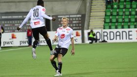JUBEL: Gilbert Koomson har nettopp sendt Sogndal i føringa 2-1.