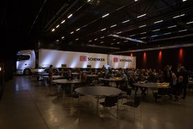 DB Schenker satser på 25,25 meter lange modulvogntog, og viser det fram i hovedsalen i The Qube på Gardermoen.