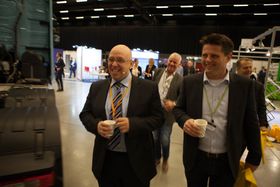 Konferansesjef Jo Eirk Frøise på vei til åpningen sammen med Coops Eirik Borge.
