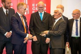 Karsten Midthaug mottar European Steel Design Awards 2017.