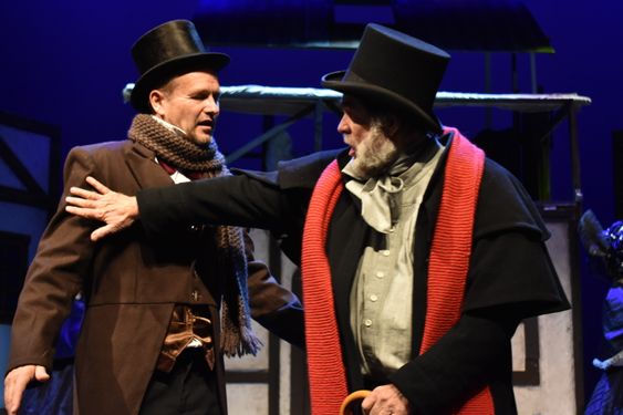 FØLELSER: Scrooge er bitter og sur, men hans rolleinnhaver Tom-Erik Falla sier han har sympati med ham på grunn av karakterens barndom. Han skyver bort sin nevø, Fred Anderson, spilt av Rune Solberg.