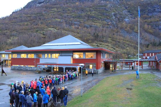 SN-FLAGGET TIL TOPPS: Aurland barne- og ungdomsskule starta sin SN-dagsseremoni med å heise opp det blå og kvite SN-flagget ute i skulegarden.