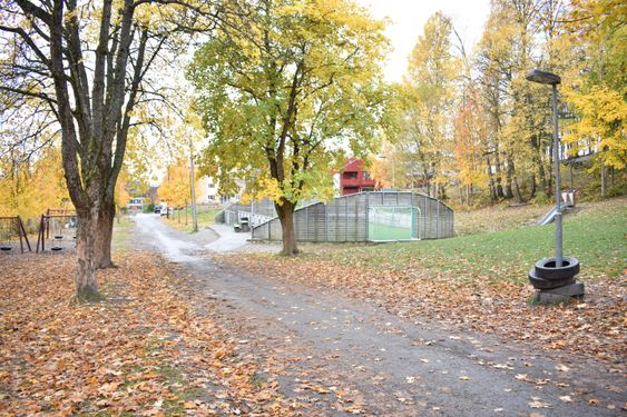 GJENNOM SKOLEGÅRDEN: Denne veien var både skolevei og innkjørsel til huset. Nå bor det ikke lenger noen i huset, og barna kan leke uten biler som kjører i skolegården.