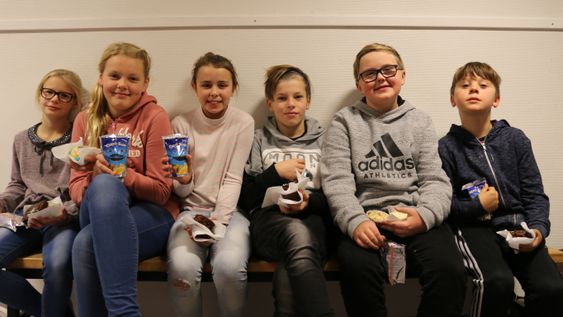 LIKE KJEKT I ÅR ÒG: 5.klassingane på Farnes skule var blant dei som kjøpte kaker av 4.klassingane, til inntekt for barnelandsbyen Ipiales i Colombia. Dei sette like stor pris på dagen i år som i fjor. - Det er veldig kjekt når det skjer noko ekstra på skuledagane, seier desse 5. klassingene ved Farnes skule.
