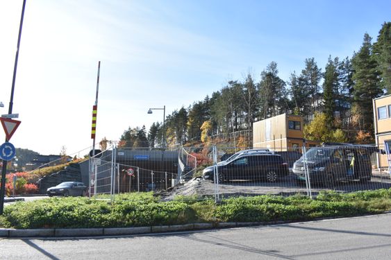HER KOMMER DE: Her, ved rundkjøringen i Kolbotn, hvor du til høyre tar opp til Ingieråsen skole, kommer de nye boligene. De skal bygges oppå tunneltaket.