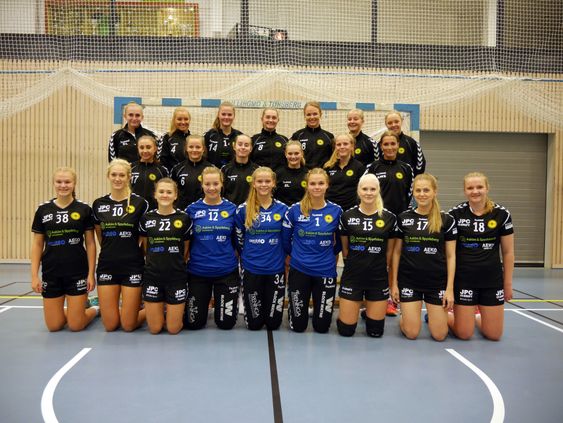 SKAL GI ALT I ÅR: Her er glad-gjengen fra Oppegård som gir alt i år! Dette er hele gjengen fra J16, J18 og damelaget til Oppegård, som sammen jobber på tvers av lagene. Øverst fra venstre ser du John-Erling Aarnes, Camilla Markholm, Erle Langetangen, Vilde Nysveen, Stine Westby, Josefine Jensrud, Tuva Kiøsterud, Julie Hattestad, Nora Asbjørnsen og Joachim Hattestad. Midtre rad fra venstre: Elise Aarnes. Jeanette Klavestad, Tina Strømsnes , Emma Lalande, Tilde Pileberg, Anna Sundbye og Trine Hattestad. Nederst fra venstre ser du Marit Berntzen, Caroline Markholm, Jenny Anseth og keepere Amanda Nilsson, Andrine Berli, Olivia Nygaard, Martine Anseth og Ingrid Aasermoen.