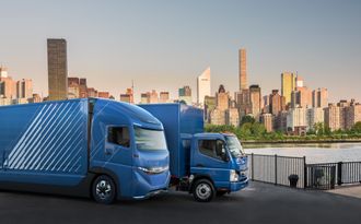 E-Fuso Vision One ved siden av den eksisterende elektriske eCanter.