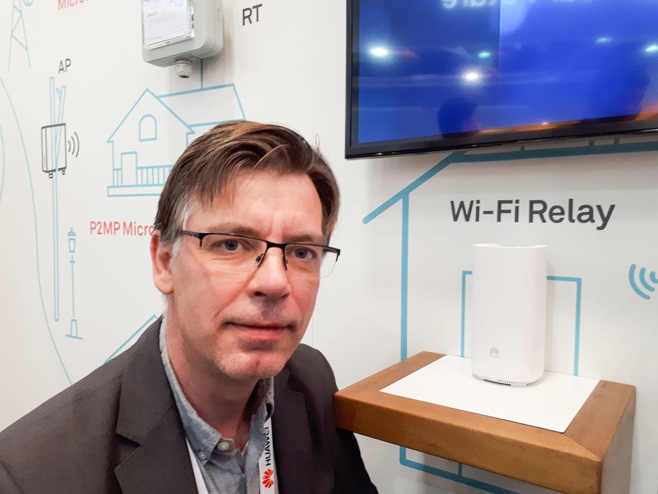 Produktsjef Asle Bøyum i Huawei fotografert på selskapets stand under Broadband World Forum. Her med wifi-boksen som er en del av en mesh-løsning for å forbedre wifi-opplevelsen i hjemmet.