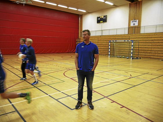 JOBBER HARDT: Hovedtrener Kyrre Vegard Johannesen kjører guttene sine hardt om dagen. Målet er å prestere enda bedre i herrenes andredivisjon.