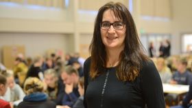 – MÅ LØFTA KVARANDRE: Rektor Gunn Beate Sjøthun ved Lærdalsøyri skule er glad for at politikarane såg verdien av å få treffa ungdomane.