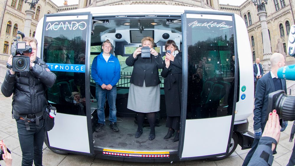 Politikerne fotograferte pressefolkene, som igjen fotograferte politikerne, da Erna Solberg og Jonas Gahr Støre trådte inn i en selvkjørende buss i april.