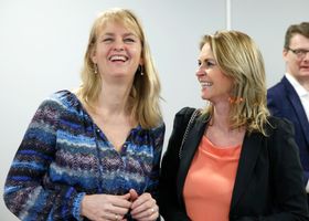 MBL-direktør Randi Øgrey - her sammen med tidligere medieleder Ellen Arnstad på opplagspresentasjon våren 2015.