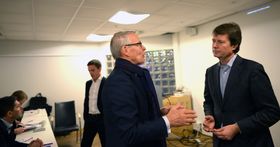 En fornøyd Polaris-investor Erik Must diskuterer med konsernsjef Per Axel Koch.