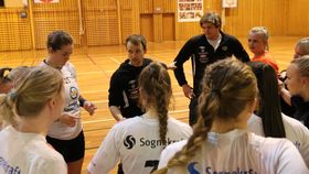 TIMEOUT: Etter at Årdal hadde utlikna til 7-7 bad Sogndal-trenaren om timeout. Stutt tid etter gjekk Sogndal igjen raskt opp i ei tomålsleiing, ei leiing dei heldt på heilt til sluttminutta av fyrste omgang.